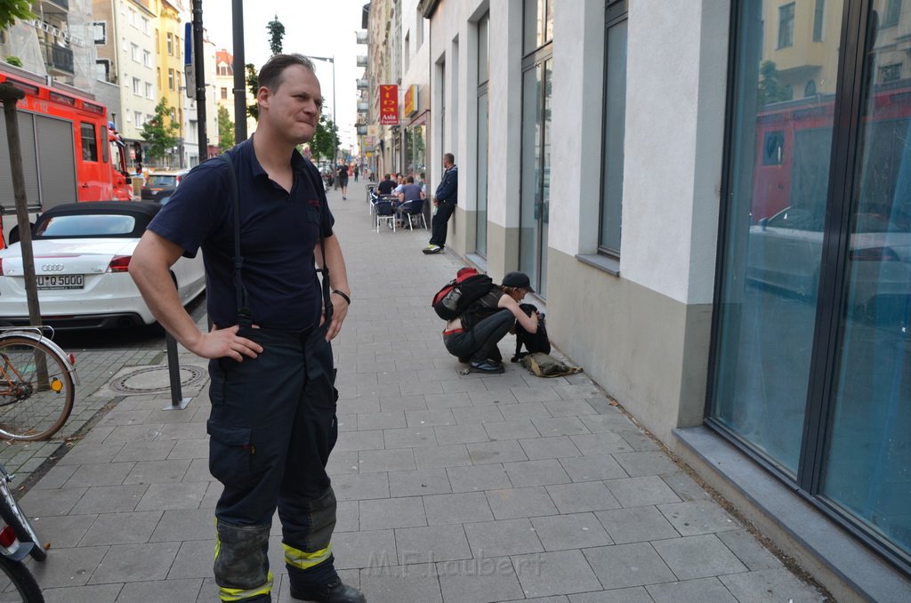 Welpen im Drehkranz vom KVB Bus eingeklemmt Koeln Chlodwigplatz P05.JPG